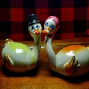 Vintage kitsch swan shakers